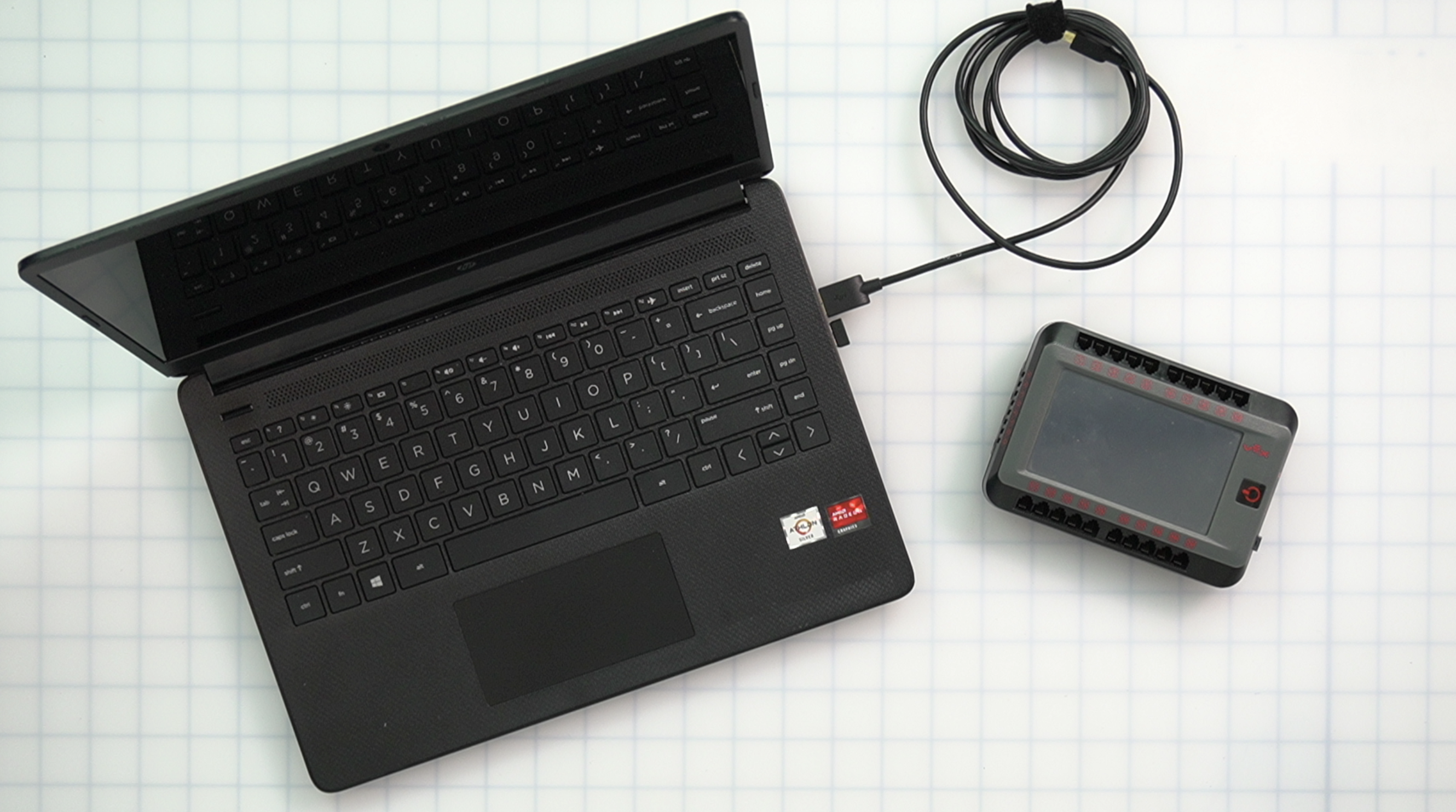 V5 Brain への接続プロセスを示す図。ラベル付きのコンポーネントと接続を備えており、ユーザーが V5 ロボット システムを効果的にセットアップする方法を理解できます。