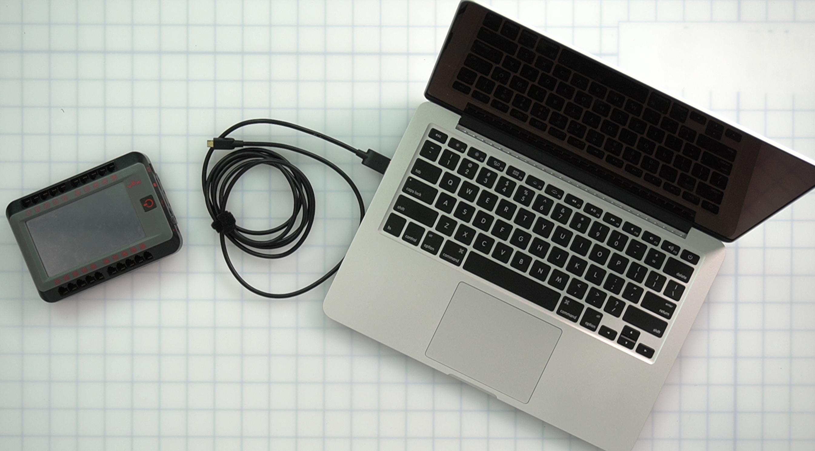 V5 Brain を Mac コンピュータに接続する方法を示す図。V5 ロボットのセットアップのコンテキストで適切な接続を行うために必要なケーブルとポートを示しています。