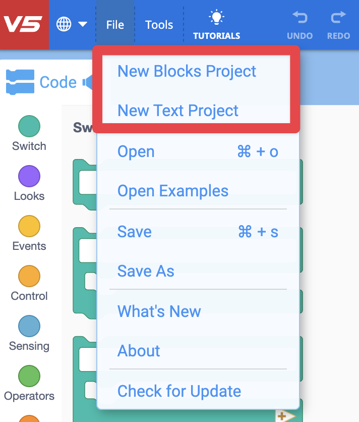 Le menu Fichier dans VEXcode s'ouvre avec les options suivantes affichées : Nouveau projet de blocs, Nouveau projet de texte, Ouvrir, Ouvrir des exemples, Enregistrer, Enregistrer sous, Quoi de neuf, À propos et Rechercher les mises à jour. Les options Nouveau projet de blocs et Nouveau projet de texte sont mises en évidence par un cadre rouge.