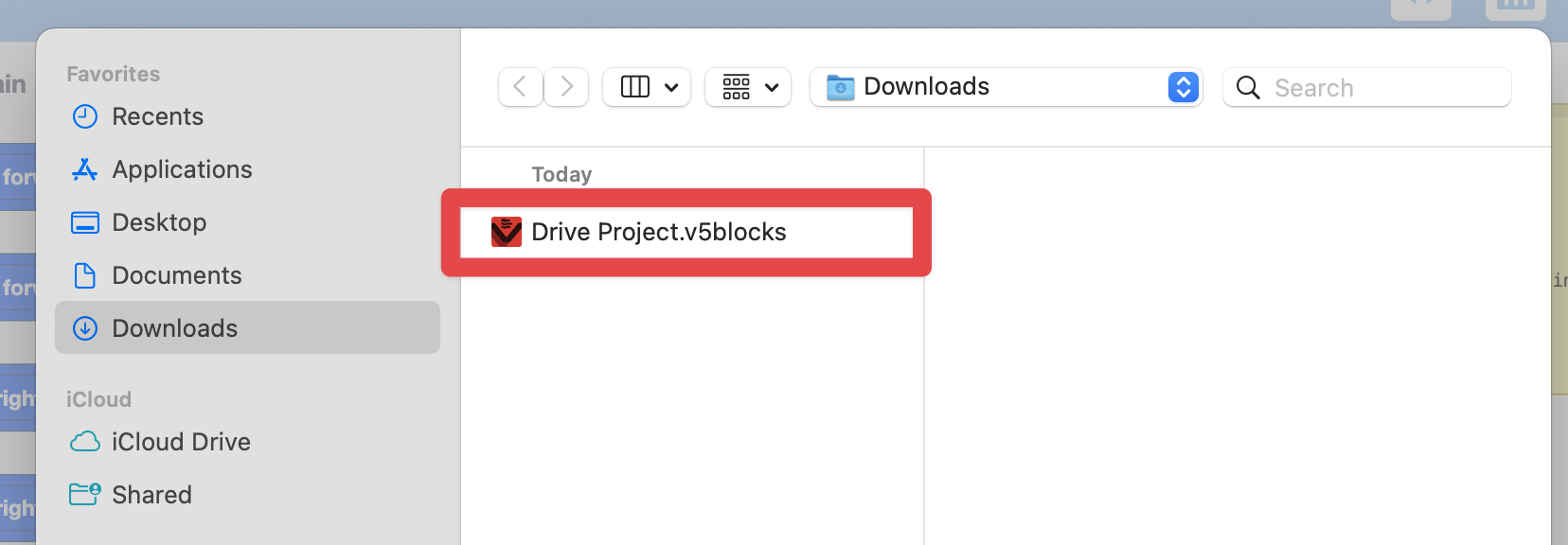 La ventana del Finder en un dispositivo macOS se muestra con la carpeta de descargas abierta y un proyecto VEXcode V5 con un cuadro rojo alrededor.