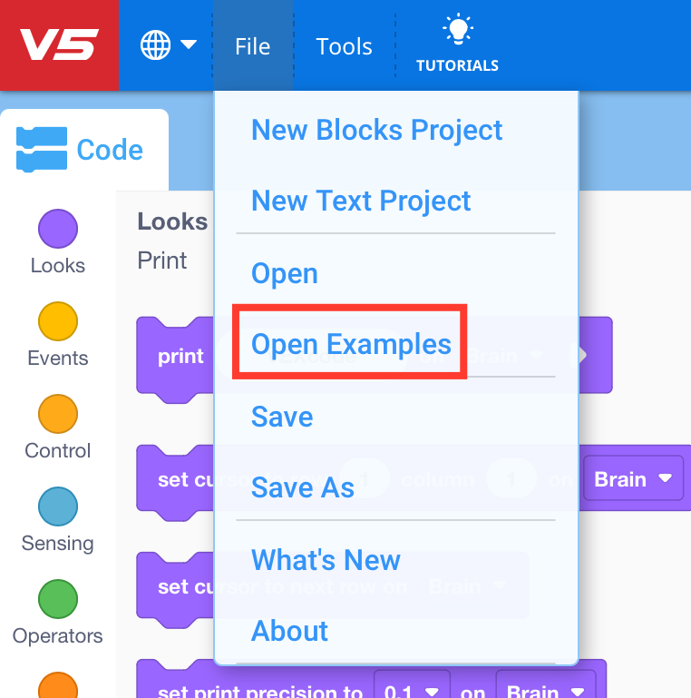 VEXcode V5 ড্রপডাউন মেনু একটি লাল বাক্স সহ খোলা উদাহরণের বিকল্পটি হাইলাইট করে৷