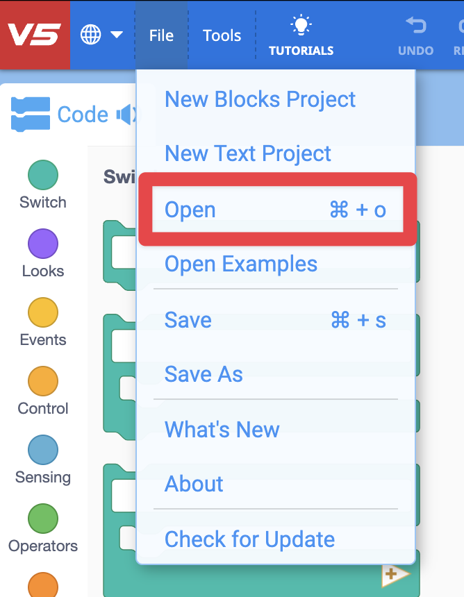 VEXcode V5-এ ফাইল মেনু খুলুন নিম্নলিখিত বিকল্পগুলি উপরে থেকে নীচে দেখানো হচ্ছে: New Blocks Project, New Text Project, Open, Open Examples, Save, Save As, Whats New, About, Check for Update। Open অপশনটির চারপাশে একটি লাল বাক্স রয়েছে।