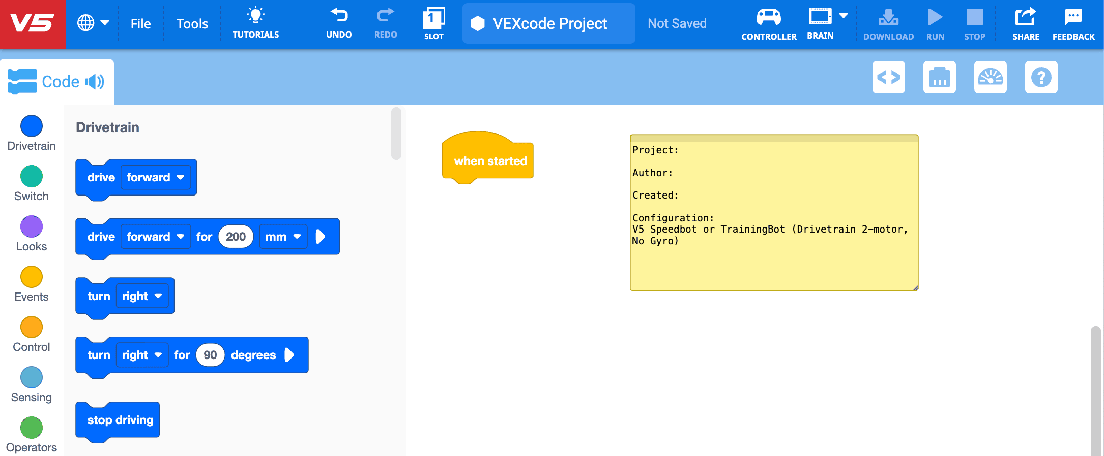 VEXcode V5 プロジェクトが開き、側面に黄色のメモが表示され、ロボットの構成が Speedbot および TrainingBot (ドライブトレイン 2 モーター、
      ジャイロなし) としてリストされます。