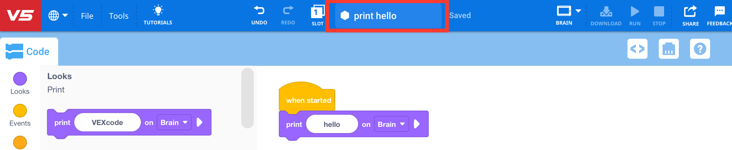 VEXcode V5 ar darbvietā atvērtu drukas hello projektu. Projekta nosaukuma logā ir vārdi print hello, un tas ir iezīmēts ar sarkanu lodziņu