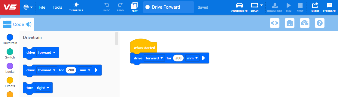 Interfejs VEXcode V5 z otwartym projektem Drive Forward, zawierający blok When started z blokiem Drive forward 200 mm przymocowanym w obszarze roboczym.