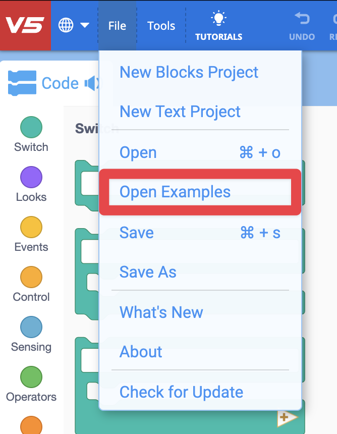Abra o menu Arquivo no VEXcode V5 com as seguintes opções sendo mostradas de cima para baixo: Novo projeto de blocos, Novo projeto de texto, Abrir, Abrir exemplos, Salvar, Salvar como, Novidades, Sobre, Verificar atualizações. A opção Abrir Exemplos tem uma caixa vermelha ao redor.