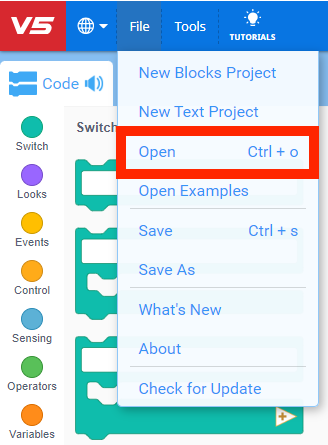 VEXcode V5 ファイル メニューが開き、開くが強調表示されます。 「開く」は、「新しいブロック プロジェクト」と「新しいテキスト プロジェクト」の下のメニューの 3 番目の項目です。