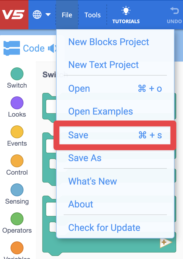 Il menu File in VEXcode si apre con le seguenti opzioni visualizzate: Nuovo progetto blocchi, Nuovo progetto testo, Apri, Apri esempi, Salva, Salva con nome, Novità, Informazioni e Controlla aggiornamenti. L'opzione Salva è evidenziata con una casella rossa.