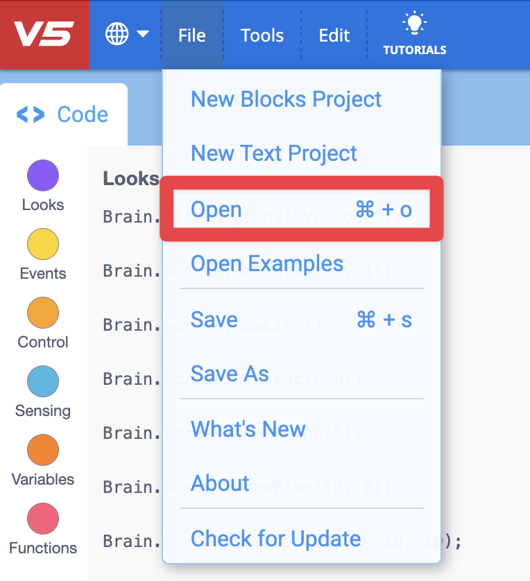 เปิดเมนูไฟล์ใน VEXcode V5 โดยแสดงตัวเลือกต่อไปนี้จากบนลงล่าง: โปรเจ็กต์บล็อกใหม่, โปรเจ็กต์ข้อความใหม่, เปิด, เปิดตัวอย่าง, บันทึก, บันทึกเป็น, มีอะไรใหม่, เกี่ยวกับ, ตรวจสอบการอัปเดต ตัวเลือก เปิด จะมีกล่องสีแดงล้อมรอบ