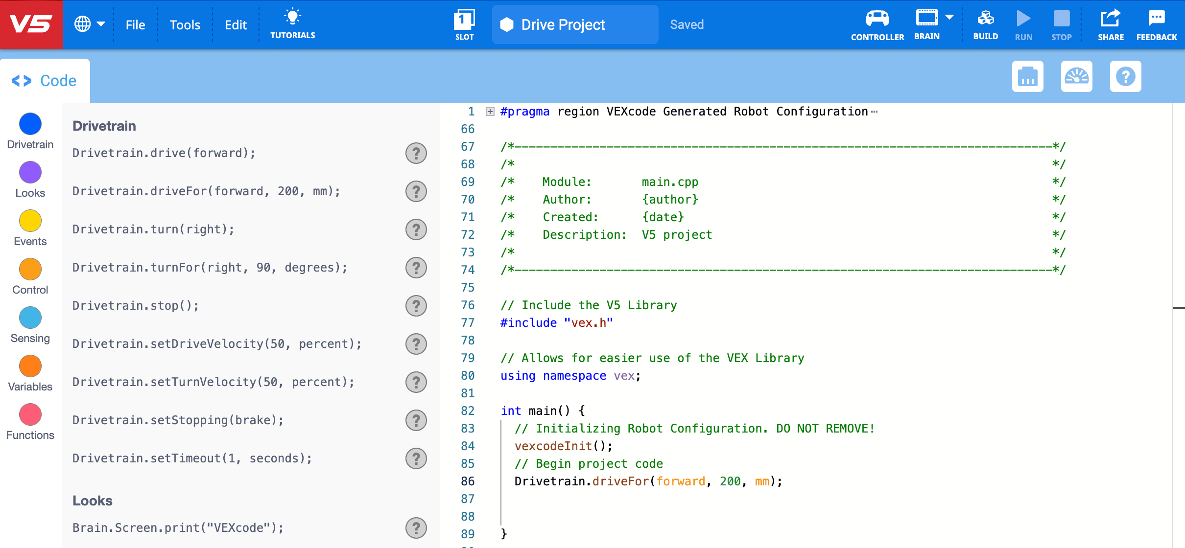 Un progetto VEXcode V5 con il titolo Drive Project mostrato in alto. Un'unità per il comando si trova all'inizio del codice del progetto.