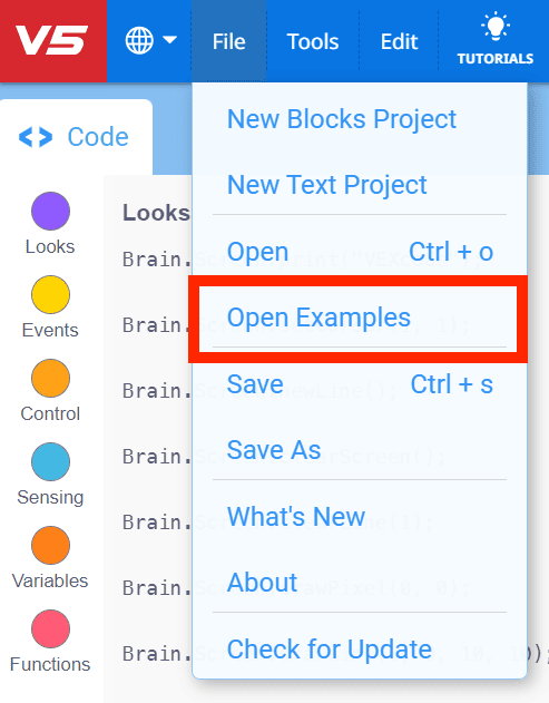VEXcode V5 ファイル メニューが開き、Open Examples の周囲が赤くハイライト表示されます。 「例を開く」は、メニューの「新しいブロック プロジェクト」、「新しいテキスト プロジェクト」、および「開く」の下にある 4 番目の項目です。