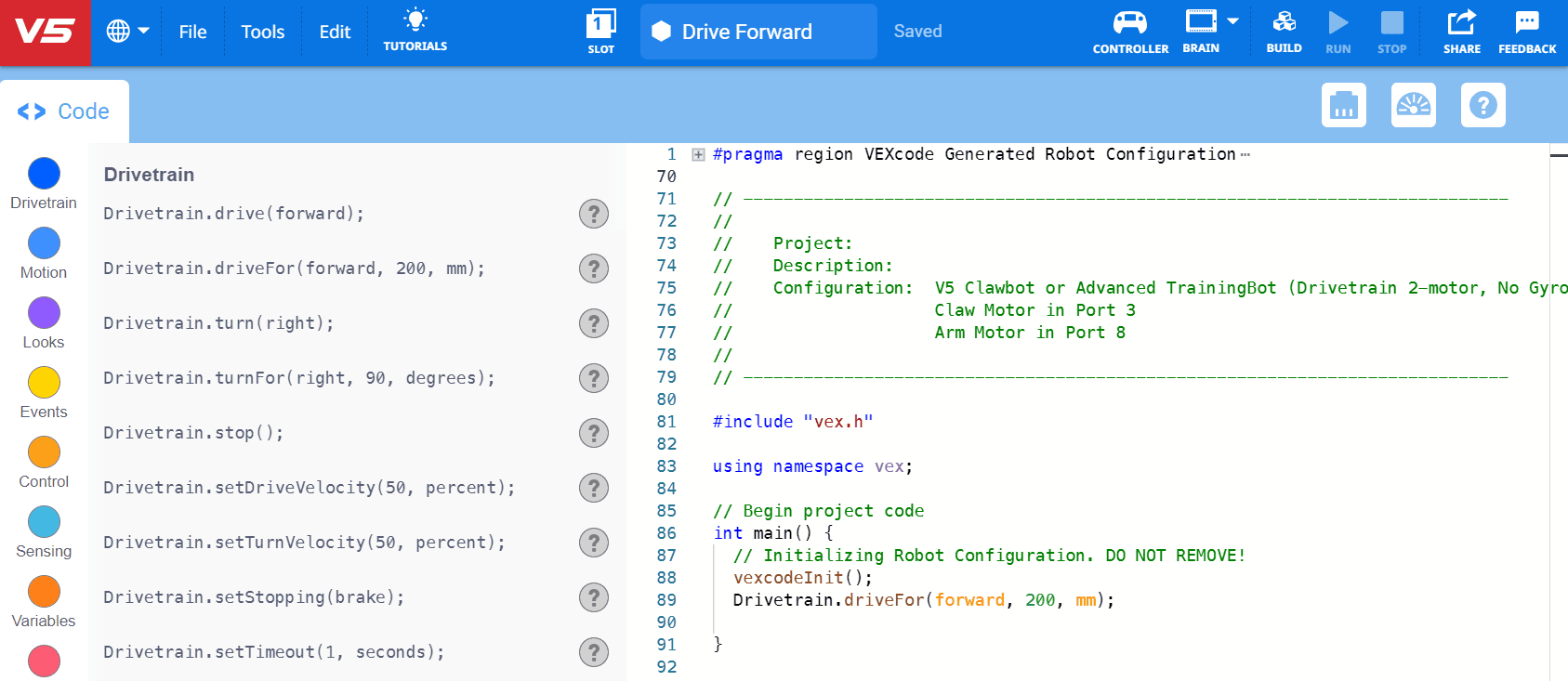 VEXcode V5 sąsaja su atidarytu projektu „Drive Forward“, kuriame yra „Kai paleidžiamas“ blokas su „Drive forward“ 200 mm bloku, pritvirtintu prie darbo vietos.