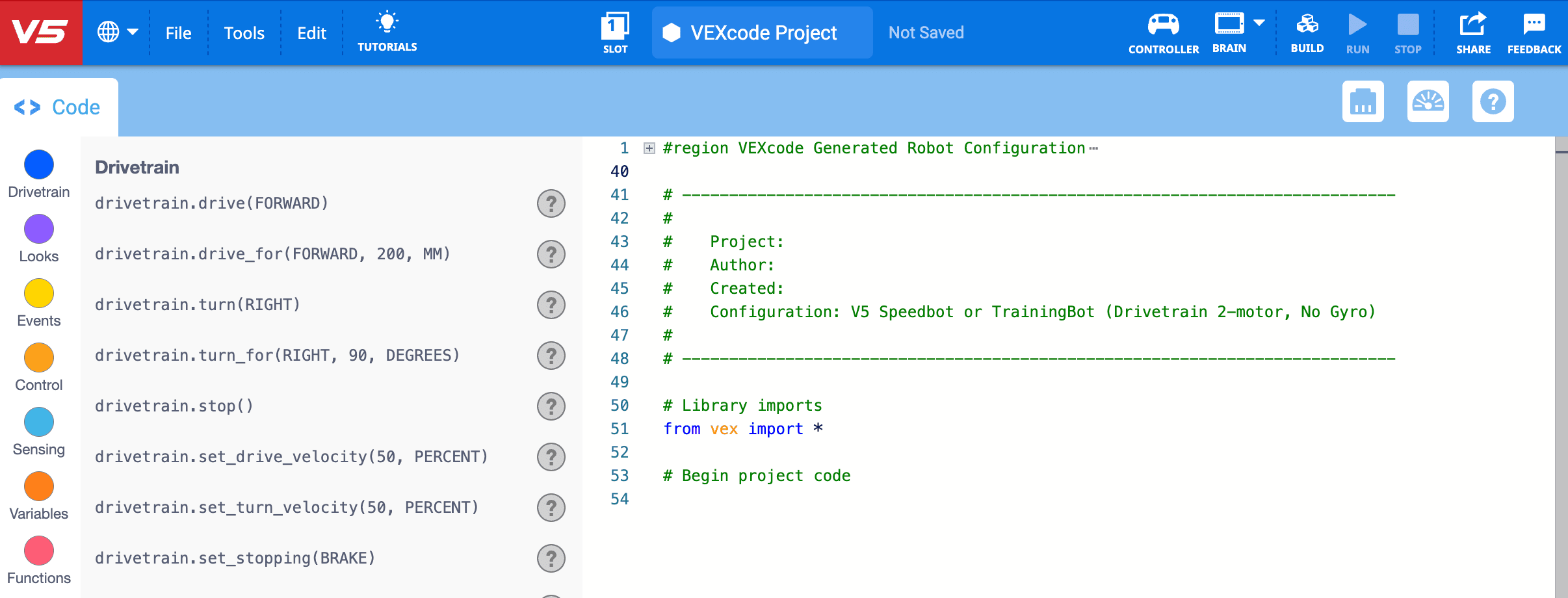 Projekt VEXcode V5 je otevřen s poznámkou v horní části, která uvádí konfiguraci robota jako Speedbot a TrainingBot (hnací ústrojí 2-motor,
      bez gyra).