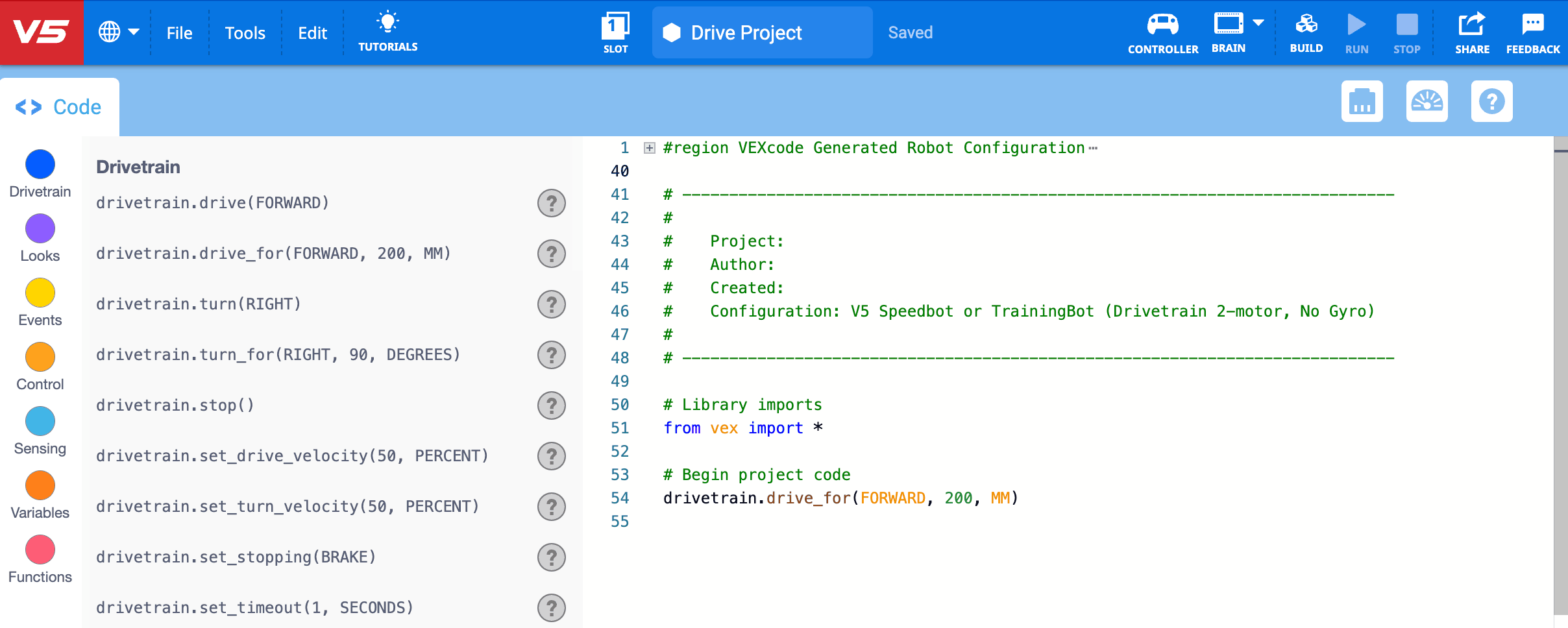 Một dự án VEXcode V5 có tiêu đề Drive Project được hiển thị ở trên cùng. Lệnh Drive nằm bên dưới bình luận có nội dung Bắt đầu mã dự án.