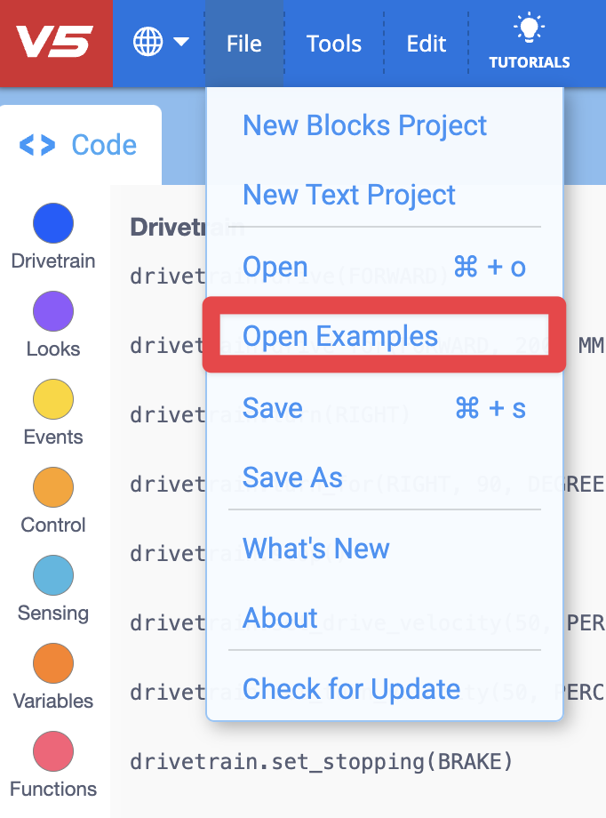 Öffnen Sie das Dateimenü in VEXcode V5 mit den folgenden von oben nach unten angezeigten Optionen: Neues Blockprojekt, Neues Textprojekt, Öffnen, Beispiele öffnen, Speichern, Speichern unter, Was ist neu, Info, Nach Updates suchen. Die Option „Beispiele öffnen“ ist von einem roten Kästchen umgeben.