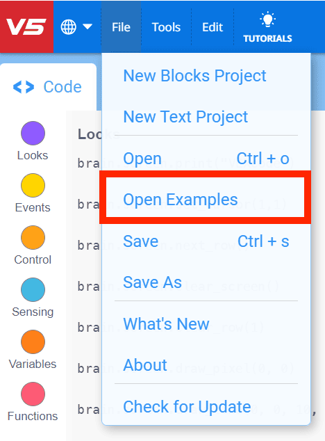 VEXcode V5 ഫയൽ മെനു തുറക്കുന്നു, Open Examples ന് ചുറ്റും ഒരു ചുവന്ന ഹൈലൈറ്റ് കാണാം. മെനുവിലെ ന്യൂ ബ്ലോക്ക്സ് പ്രോജക്റ്റ്, ന്യൂ ടെക്സ്റ്റ് പ്രോജക്റ്റ്, ഓപ്പൺ എന്നിവയ്ക്ക് താഴെയുള്ള നാലാമത്തെ ഇനമാണ് ഓപ്പൺ ഉദാഹരണങ്ങൾ.
