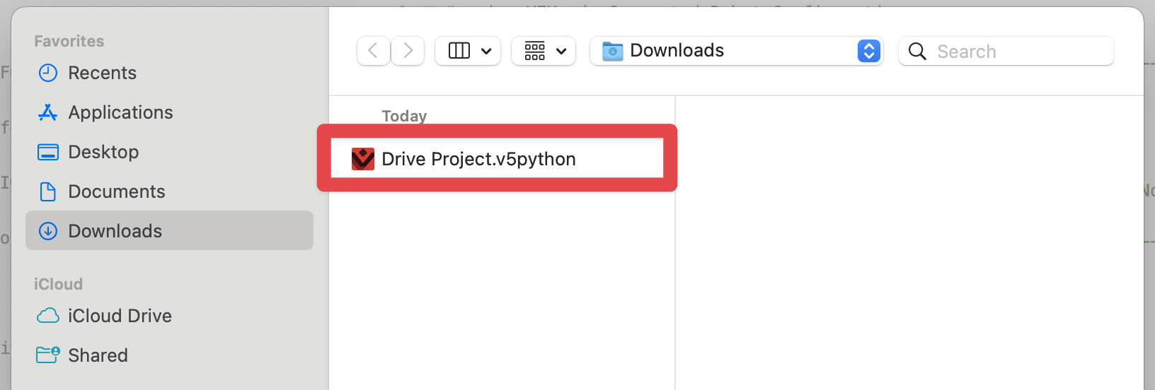 „MacOS“ įrenginio „Finder“ langas rodomas su atidarytu atsisiuntimų aplanku ir VEXcode V5 projektu su raudonu langeliu aplink jį.