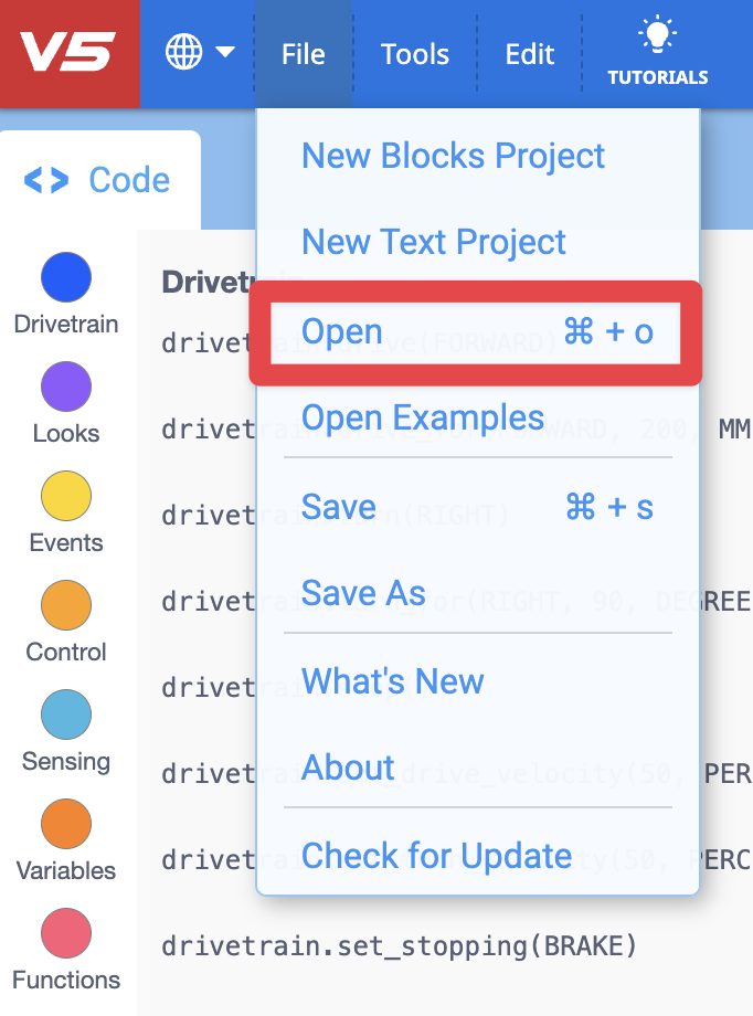 Abra el menú Archivo en VEXcode V5 con las siguientes opciones que se muestran de arriba a abajo: Nuevo proyecto de bloques, Nuevo proyecto de texto, Abrir, Abrir ejemplos, Guardar, Guardar como, Lo nuevo, Acerca de, Buscar actualización. La opción Abrir tiene un recuadro rojo a su alrededor.
