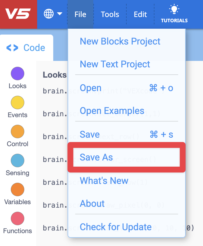 Het menu Bestand in VEXcode wordt geopend met de volgende opties: Nieuw blokkenproject, Nieuw tekstproject, Openen, Voorbeelden openen, Opslaan, Opslaan als, Wat is er nieuw, Info en Controleren op updates. De optie Opslaan als wordt gemarkeerd met een rood vak.