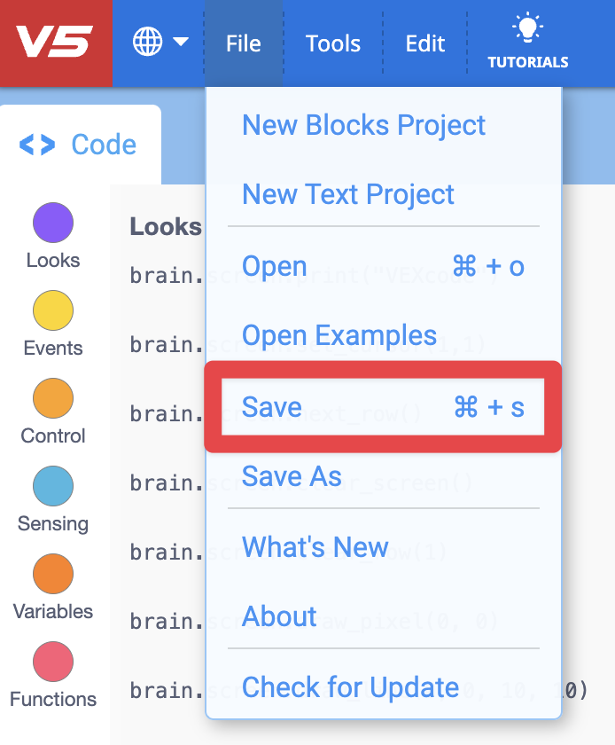 Menu File di VEXcode terbuka dengan opsi berikut yang ditampilkan: Proyek Blok Baru, Proyek Teks Baru, Buka, Buka Contoh, Simpan, Simpan Sebagai, Apa yang Baru, Tentang, dan Periksa Pembaruan. Pilihan Simpan disorot dengan kotak merah.