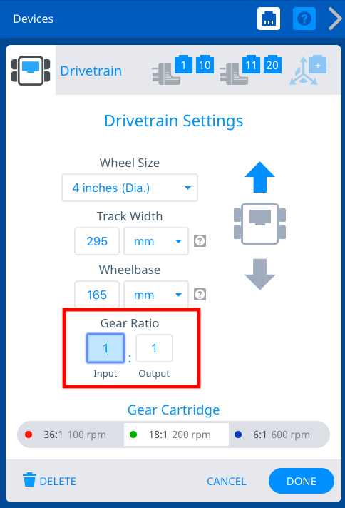 La ventana Configuración del tren motriz con la relación de transmisión resaltada. La relación de corriente lee Entrada 1 Salida 1 y se resalta en un cuadro rojo para indicar qué seleccionar para actualizar la relación de transmisión. Arriba están los ajustes de tamaño de rueda, ancho de pista y distancia entre ejes y abajo están las selecciones de cartuchos de engranajes.