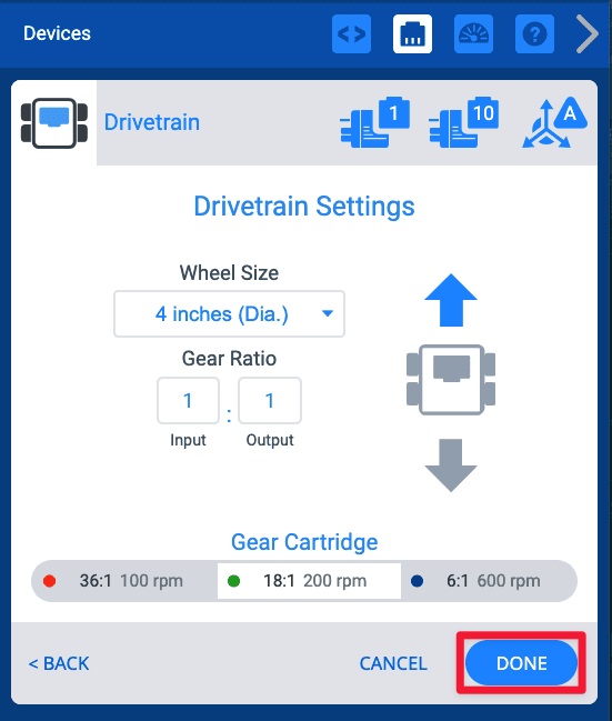 La ventana de configuración lee Configuración del tren motriz en la parte superior. Los ajustes a continuación indican el tamaño de la rueda, con el diámetro de 4 pulgadas seleccionado; la relación de engranajes, establecida en una relación de entrada a salida de 1:1, y el cartucho de engranajes con el ajuste de 18 a 1 200 rpm seleccionado. En el lado derecho, un ícono de robot muestra una flecha azul que apunta hacia arriba, lo que indica un movimiento hacia adelante. En la esquina inferior derecha hay un botón que dice Listo, a la derecha de la opción Cancelar. El botón Listo está resaltado con un cuadro rojo.