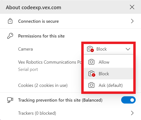 Microsoft Edge साइट सूचना ड्रॉपडाउन मेनू खुला है, जिसमें codeexp.vex.com वेबसाइट की सेटिंग्स दिखाई दे रही हैं। कैमरा विकल्प ब्लॉक पर सेट है, और इसमें एक ड्रॉपडाउन मेनू है जिसमें तीन विकल्प हैं: अनुमति दें, ब्लॉक करें और पूछें (डिफ़ॉल्ट)।