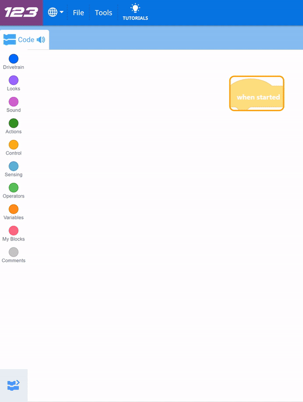 VEXcode 123 इंटरफ़ेस जिसमें कीबोर्ड नेविगेशन सक्षम है और सबसे ऊपरी ब्लॉक चयनित है। टूलबॉक्स खोला जाता है और प्रत्येक ब्लॉक श्रेणी में स्क्रॉल करने के लिए कीबोर्ड का उपयोग किया जाता है।