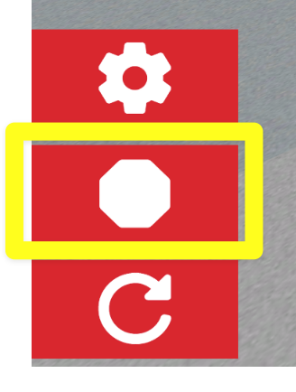 ड्राइविंग कौशल विंडो के निचले बाएं कोने का नज़दीक से दृश्य, जिसमें स्टॉप बटन, एक सफेद षट्भुज, दिखाया गया है, जो मैच के दौरान प्ले बटन के स्थान पर दिखाई देता है। स्टॉप बटन सेटिंग्स आइकन और रीसेट बटन के बीच लंबवत स्थित है।