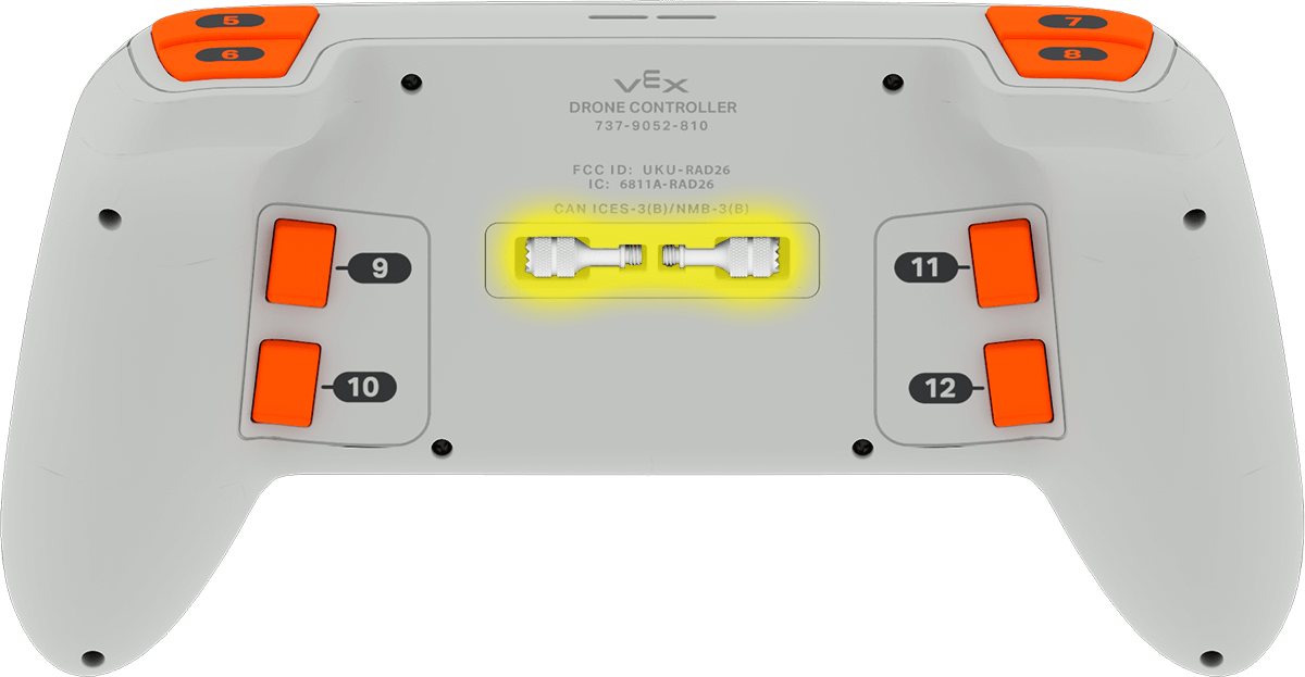 Die Rückseite des Controllers ist mit den beiden Joysticks abgebildet, die in zwei kleinen Fächern untergebracht sind. Die Joysticks sind hervorgehoben, um anzuzeigen, dass sie vor der Verwendung entfernt werden müssen.