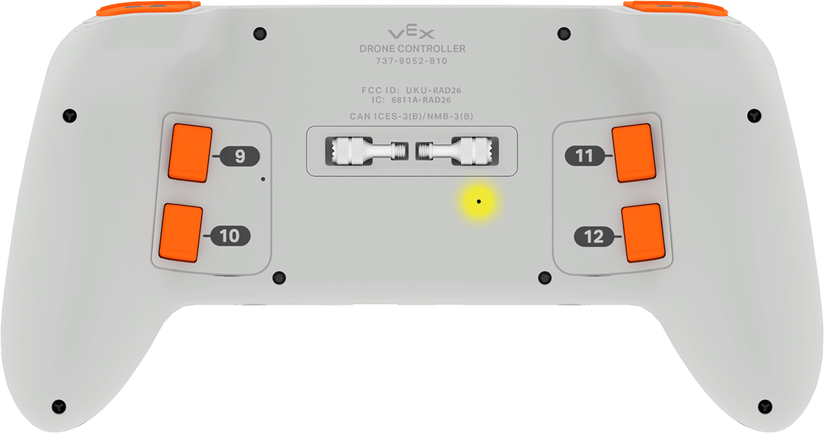 Vista posteriore del controller di un drone VEX con un'evidenziazione gialla che indica il piccolo pulsante di reset situato al centro del pannello posteriore del controller.