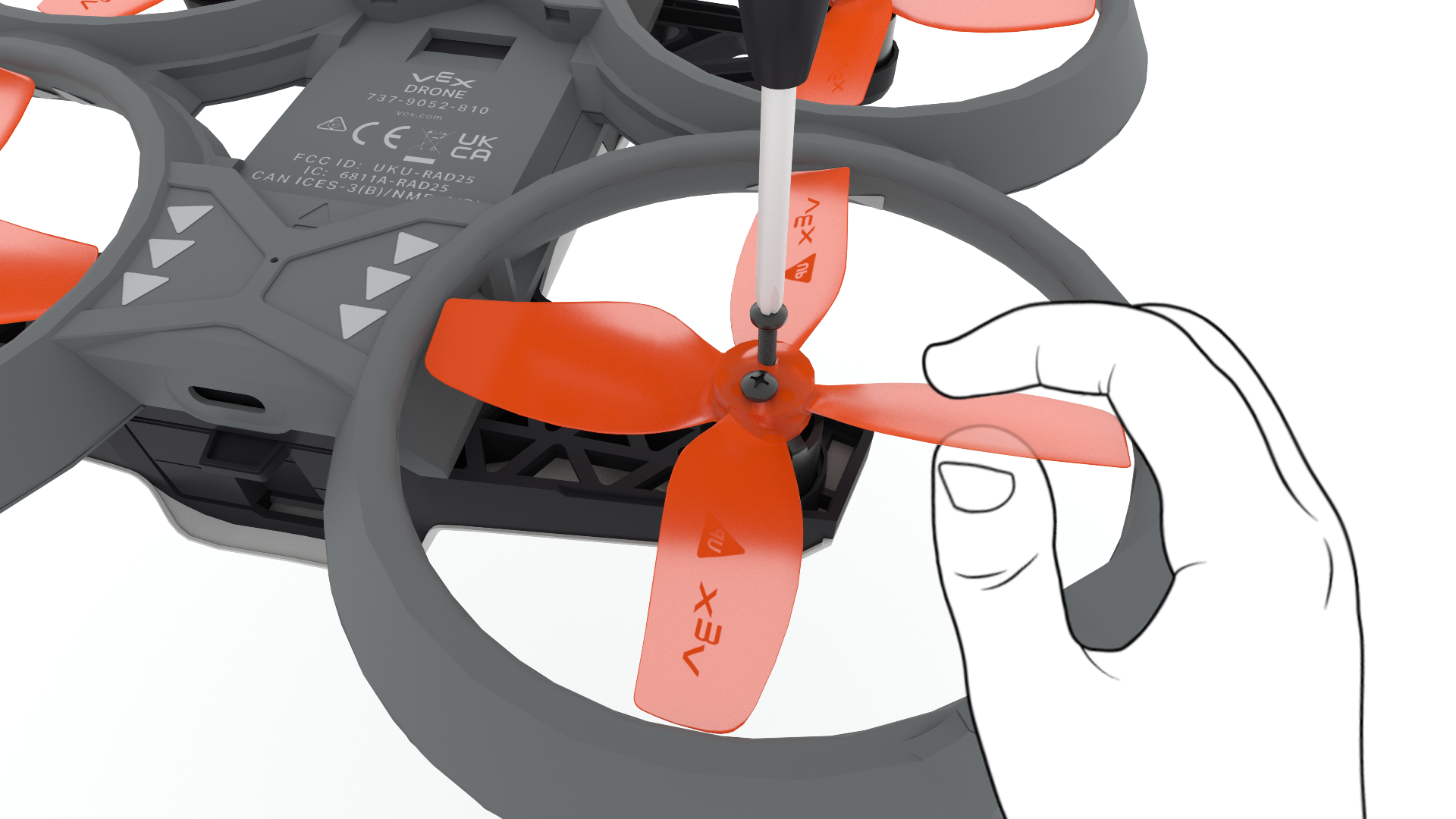 Attēlā redzama roka, kas stabilizē Hornet propelleru, kamēr to atskrūvē ar skrūvgriezi.