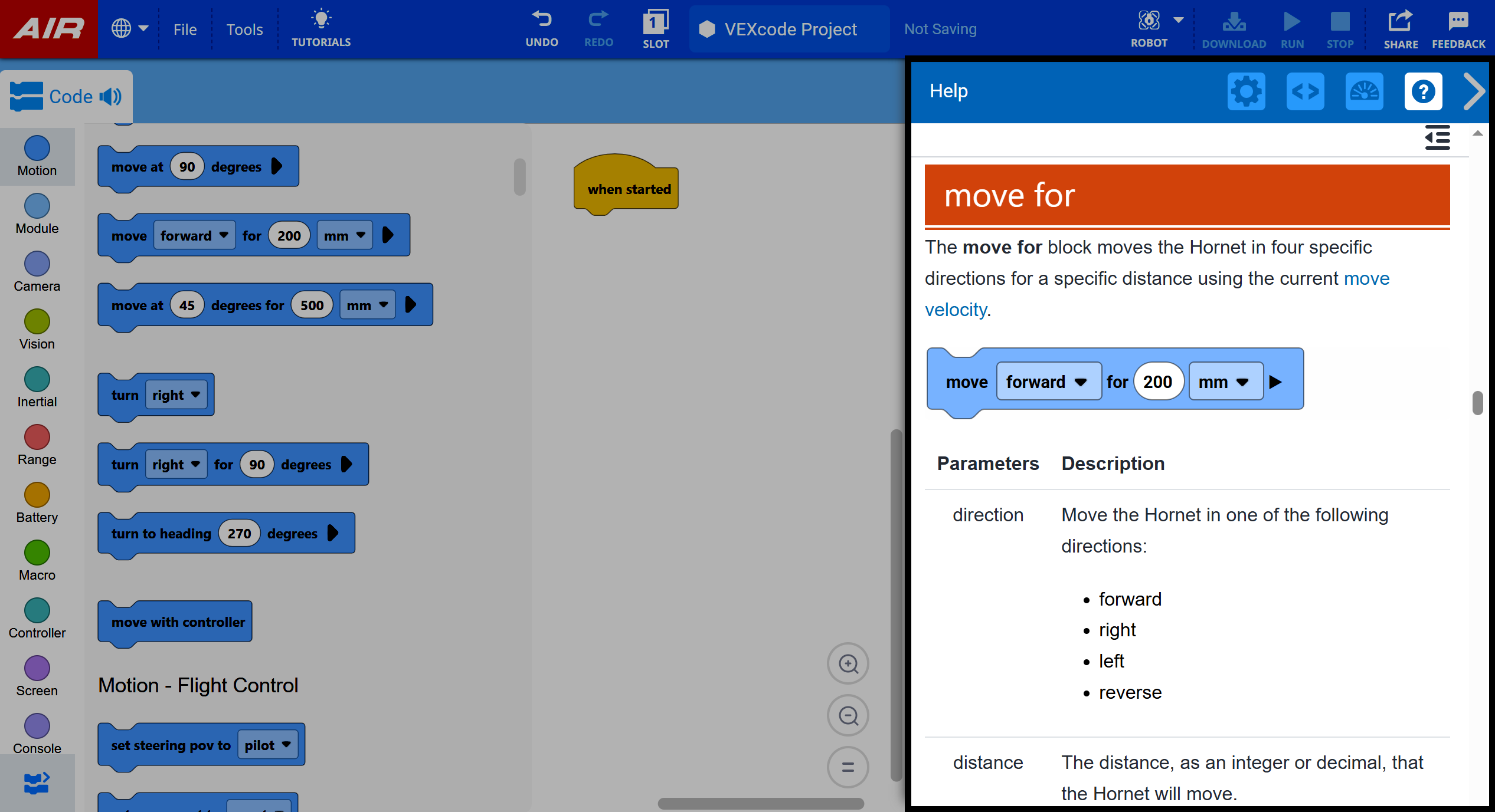 VEXcode ब्लॉक प्रोग्रामिंग इंटरफ़ेस को दाईं ओर खुले सहायता टैब के साथ दिखाया गया है। सहायता टैब ब्लॉक के स्थानांतरण के लिए दस्तावेज प्रदर्शित करता है, जिसमें इसका उद्देश्य, पैरामीटर और उपयोग शामिल है।