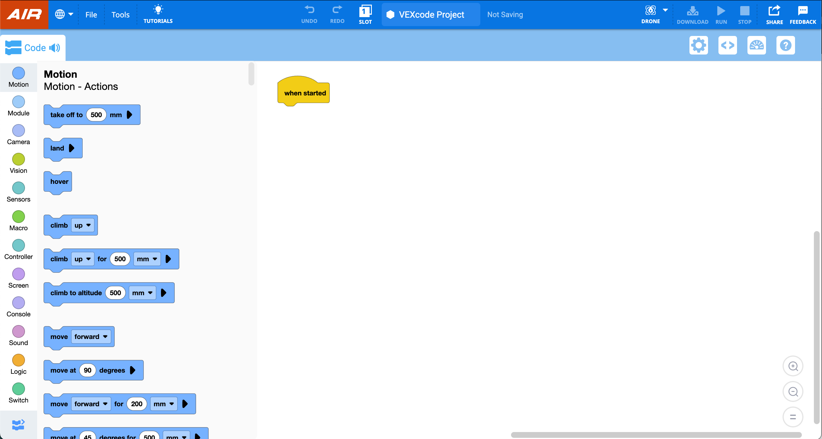 Projekt VEXcode Blocks v rozhraní AIR zobrazující vlevo otevřenou zásuvku Pohyb s několika bloky, včetně bloků pohyb, otočení a otočení k nadpisu. Jeden blok při spuštění se umístí do prázdného pracovního prostoru vpravo. Panel nástrojů v horní části obsahuje možnosti jako Výukové programy, Robot, Stažení, Spustit a ikonu Nápovědy.