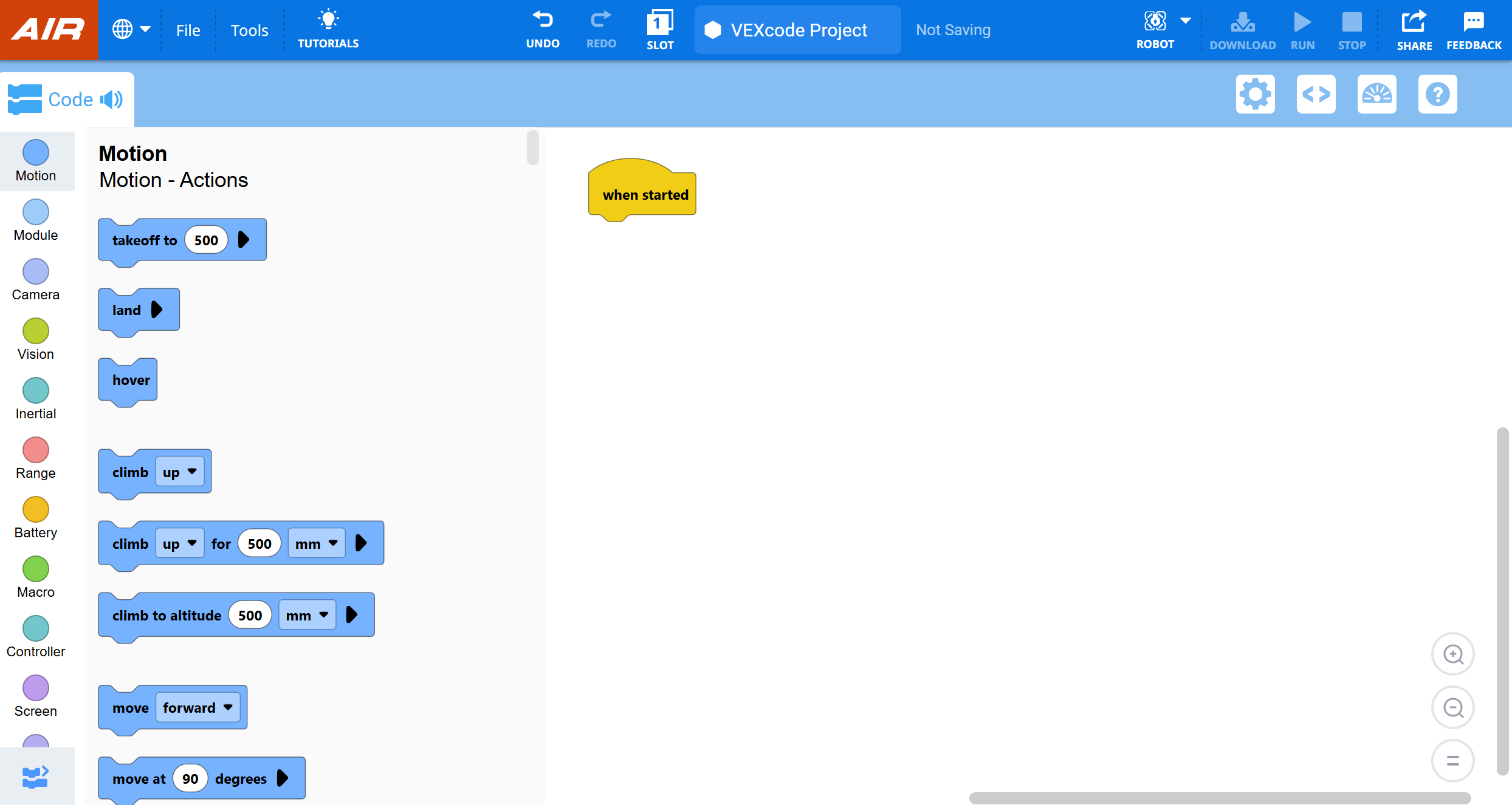 ब्लॉक-आधारित कोडिंग में VEXcode AIR इंटरफ़ेस बायां साइडबार गति-संबंधित कोड ब्लॉक प्रदर्शित करता है जैसे टेकऑफ़, लैंड, होवर, और आगे बढ़ना। कोडिंग कार्यक्षेत्र में एक एकल पीला ब्लॉक शामिल होता है, जिसे प्रारंभ करते समय लेबल किया जाता है।