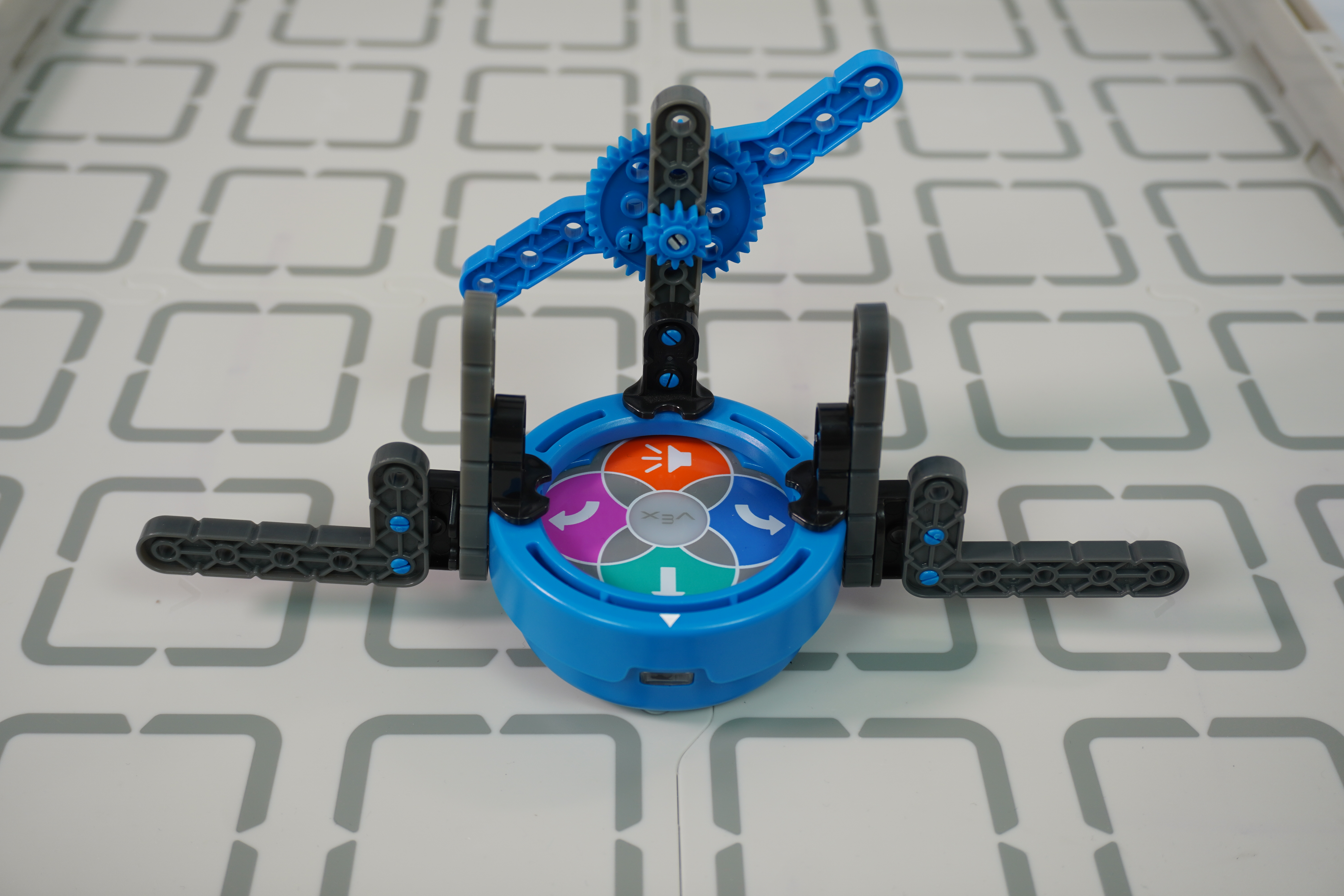 Exempel på VEX Pieces-design av ett flygplan fäst vid Art Ring.