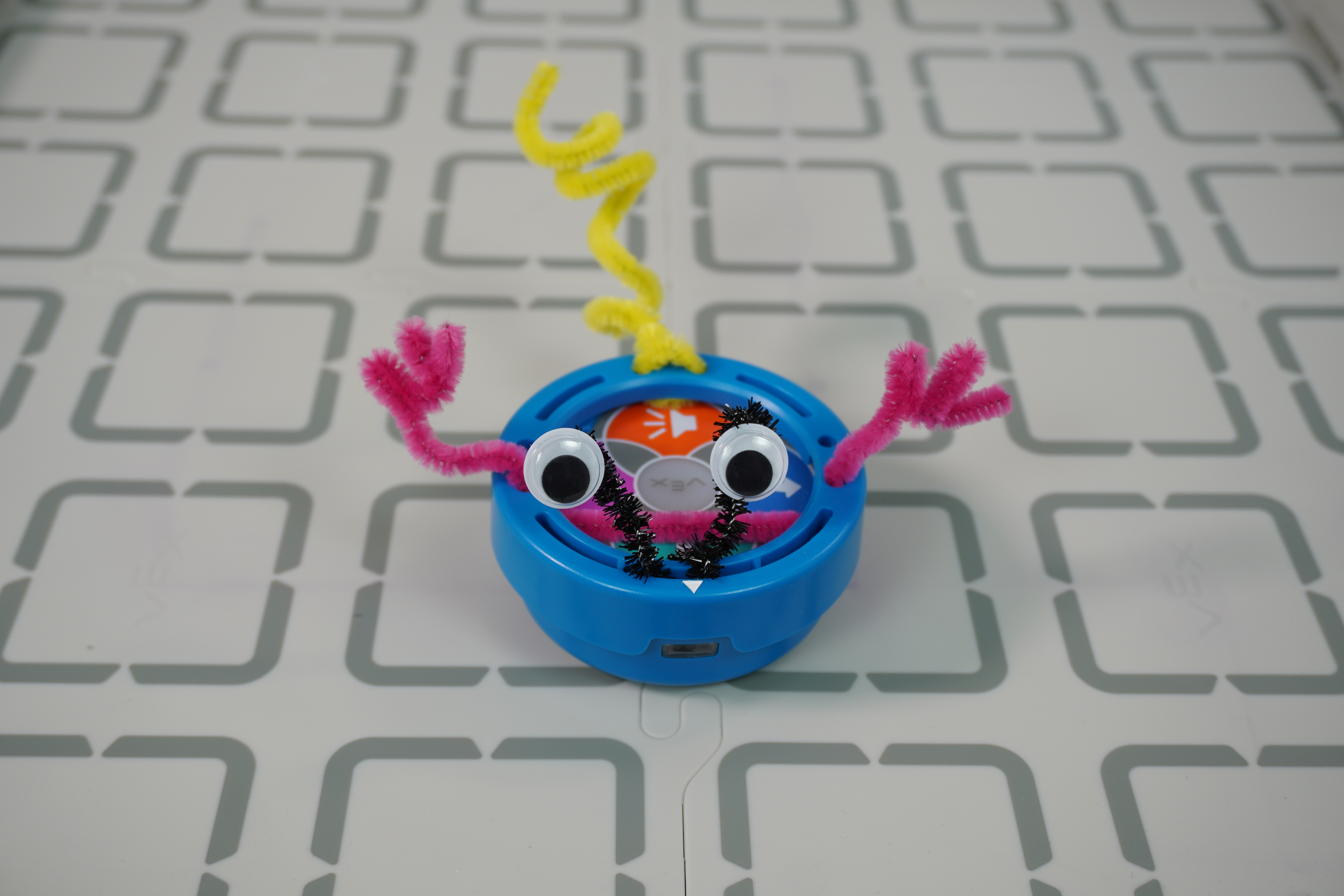 Exempel på en påhittad varelsedesign av ett monster med armar fästa vid konstringen.