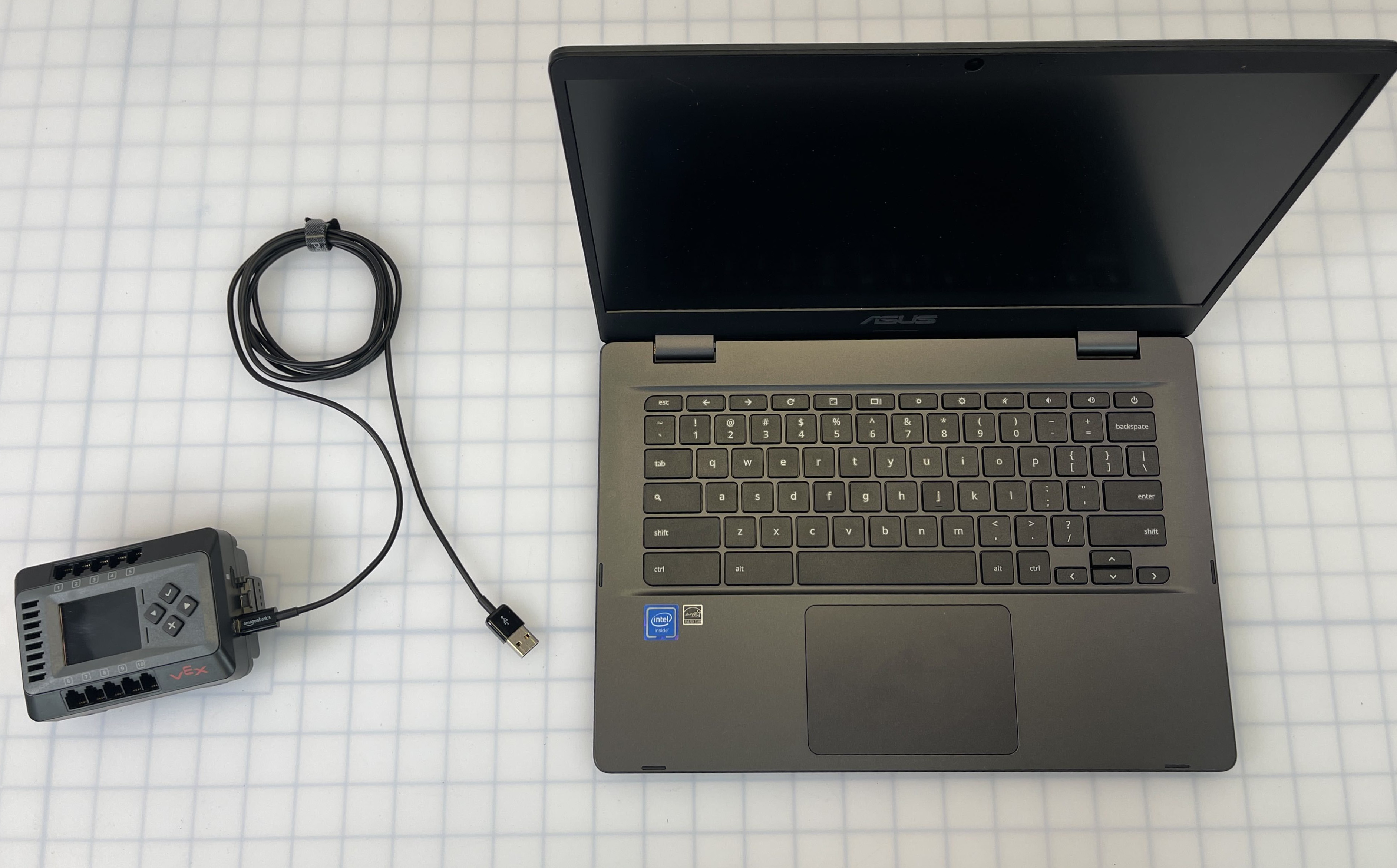 Hjärna som var ansluten till en bärbar dator med en USB-kabel. Nu har USB-kabeln kopplats bort från Brain.