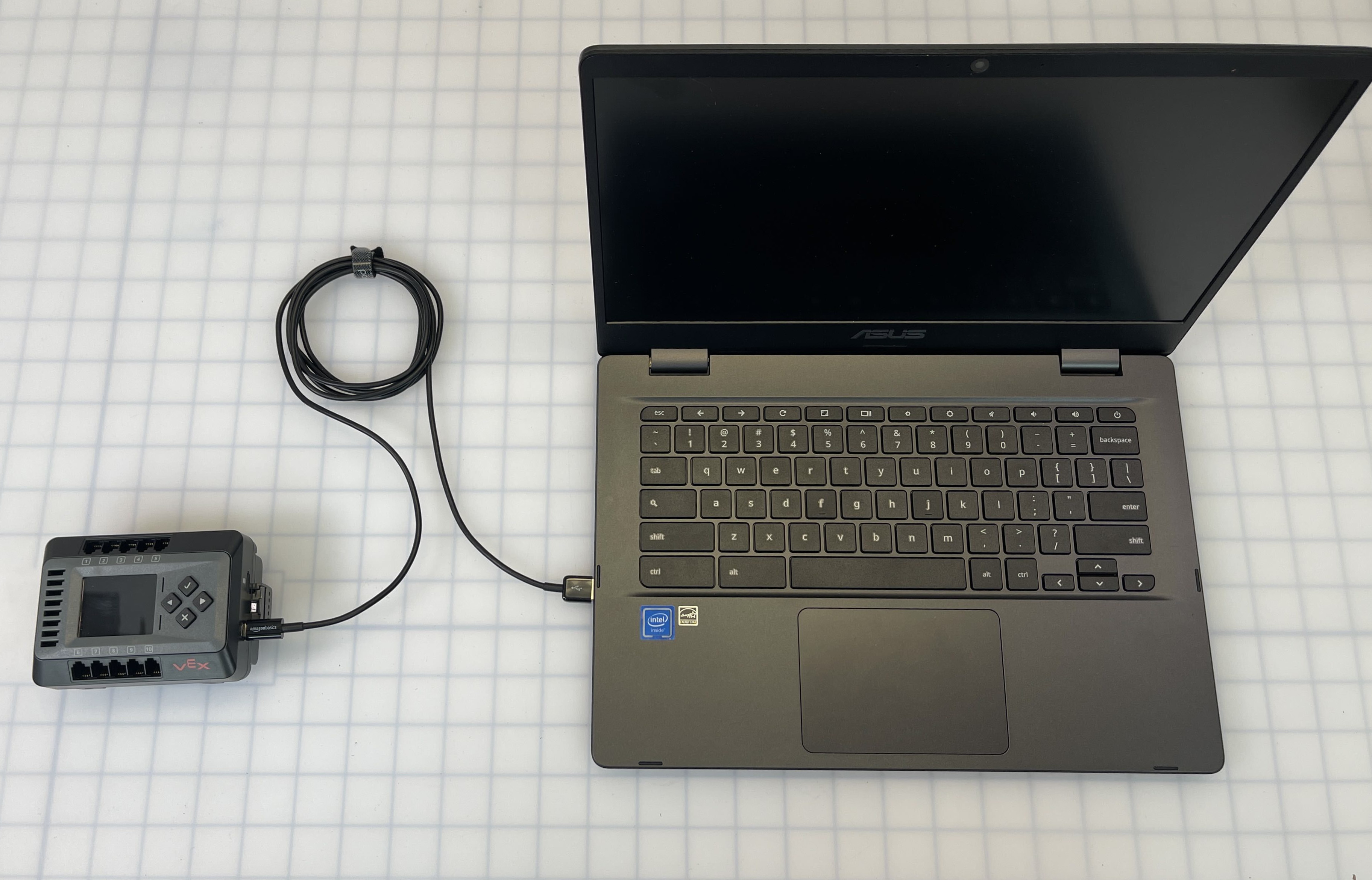 Hjärnan ansluten till en bärbar dator med en USB-kabel.