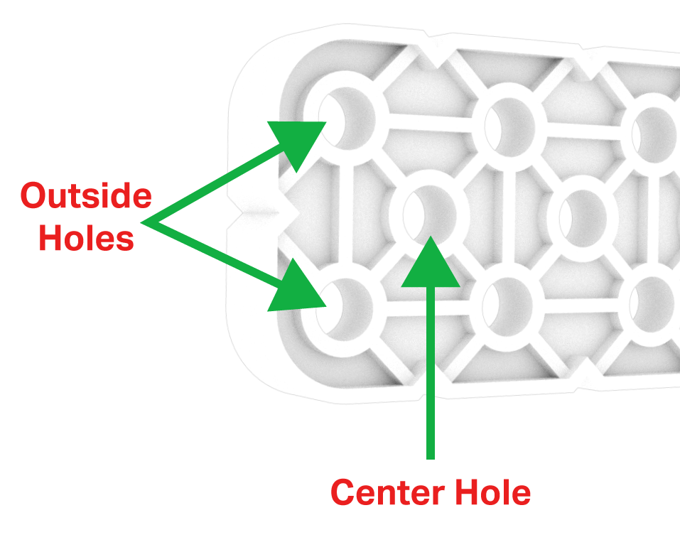 Diagram över en vit stor balkstycke, med en pil som pekar mot dess rader av hål och märkning av ett mitthål och ytterhål.