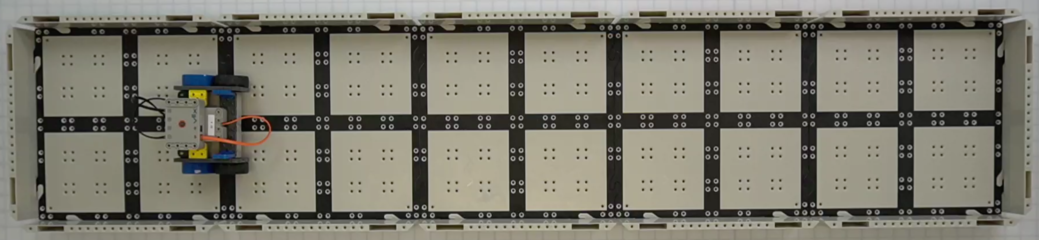1 x 5 rektangel GO Field-design som är omsluten av väggar.