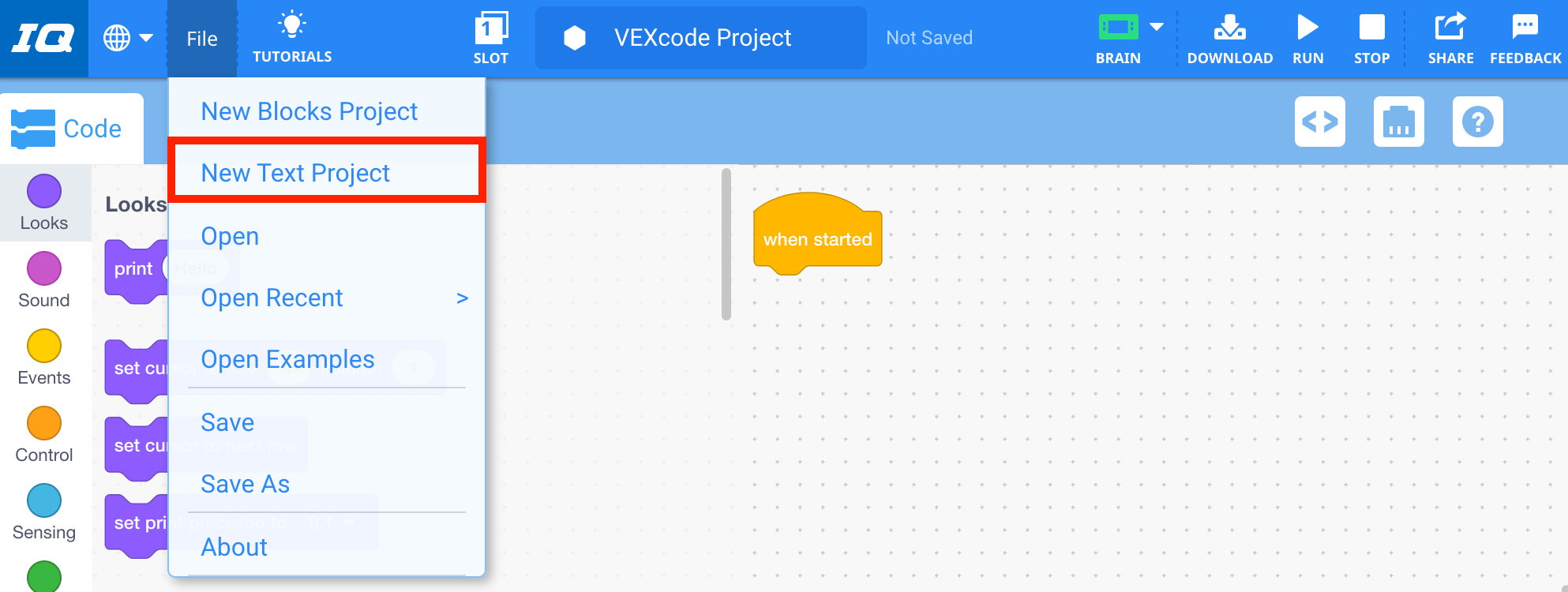 VEXcode IQ-verktygsfältet med Arkiv-menyn öppen och alternativet Nytt textprojekt markerat. Nytt textprojekt är det andra alternativet i menyn, under Nytt blockprojekt.