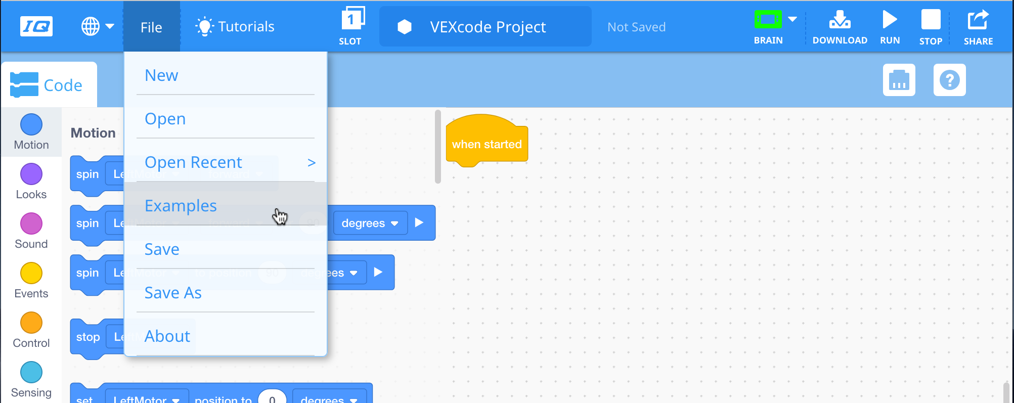VEXcode IQ-verktygsfältet med Arkiv-menyn öppen och alternativet Exempel markerat. Exempel är det fjärde alternativet i menyn, under Nytt, Öppna och Öppna senaste.