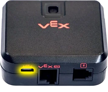 Zbliżenie tylnej części czujnika wizyjnego VEX, pokazujące jego porty. Port USB znajduje się po lewej stronie i jest podświetlony na żółto, co wskazuje, że czujnik jest podłączony. Czujnik ma również dwa inne porty umożliwiające połączenie z mózgiem V5.