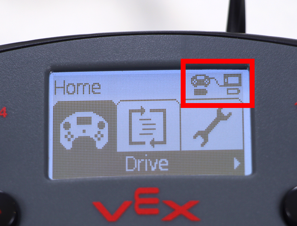 Kontrollskärmen visas i hemmenyn med en trådbunden hjärnikon i det övre högra hörnet. Detta indikerar att kontrollenheten är ansluten till hjärnan med en smart kabel.
