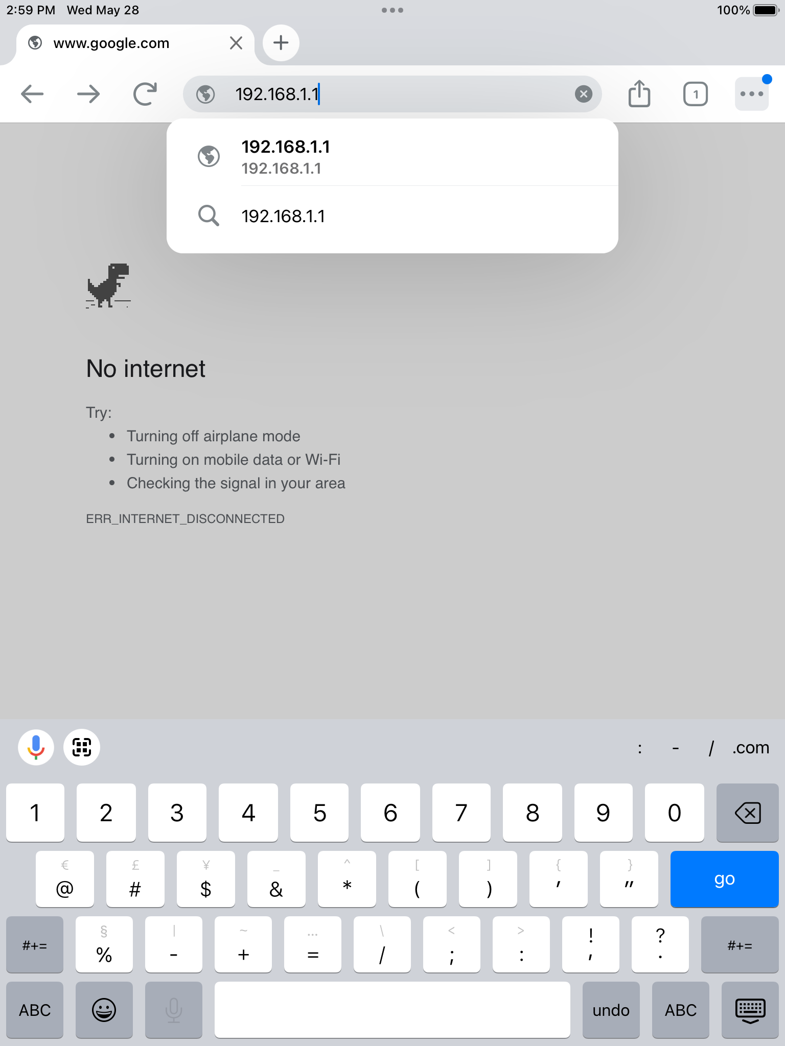 شاشة متصفح على جهاز iPad مع عنوان URL المكتوب 192.168.1.1 في شريط URL. تُظهر الشاشة صفحة عدم وجود إنترنت مع رمز ديناصور ورسالة تشير إلى أن الجهاز غير متصل بالإنترنت، مما يشير إلى إمكانية الوصول إلى العنوان المحلي مباشرة.