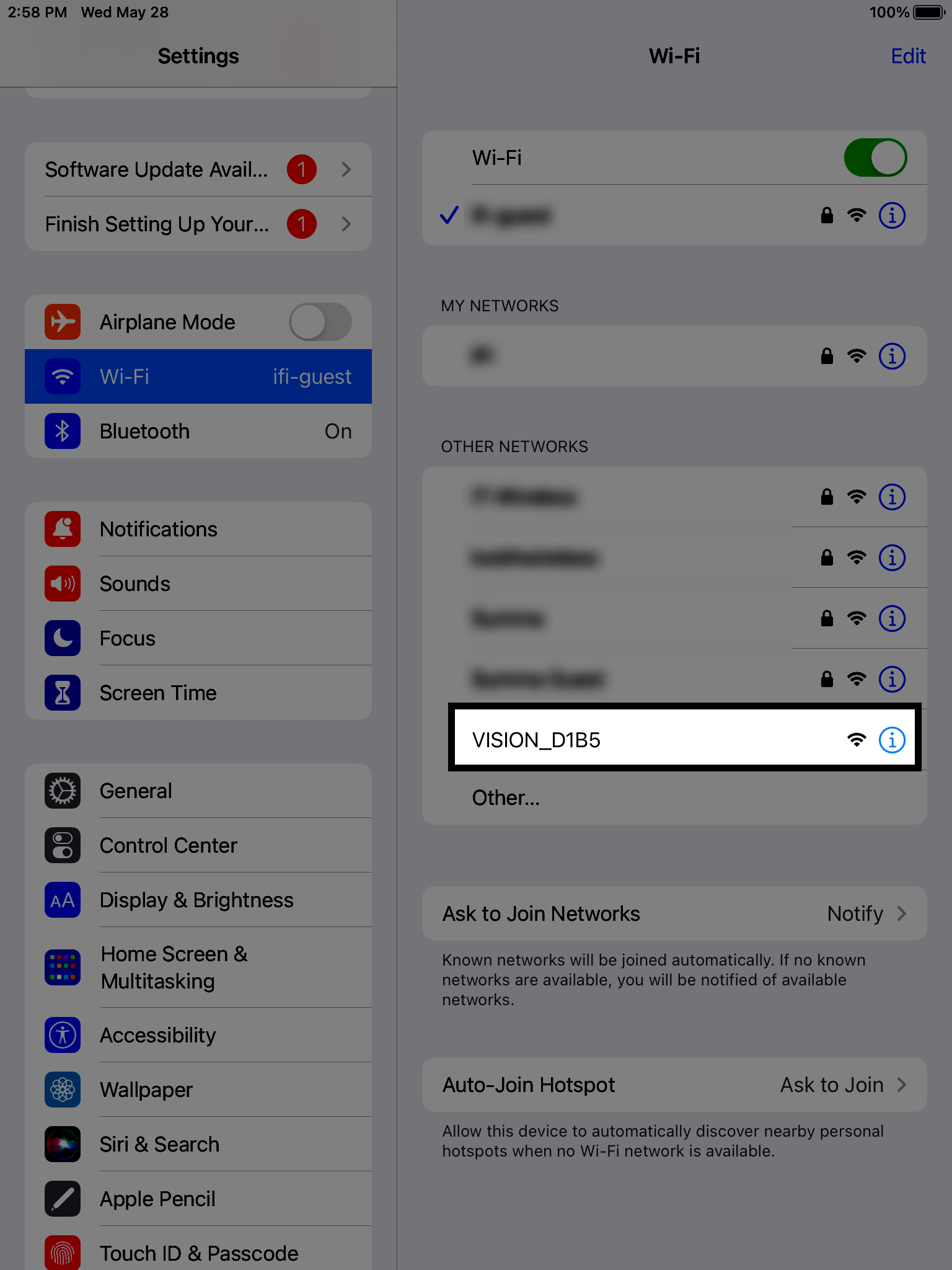 En iPads Wi-Fi-inställningsskärm med nätverkslistan synlig. Under Andra nätverk visas alternativet VISION_D1B5 och är markerat med en svart ram.