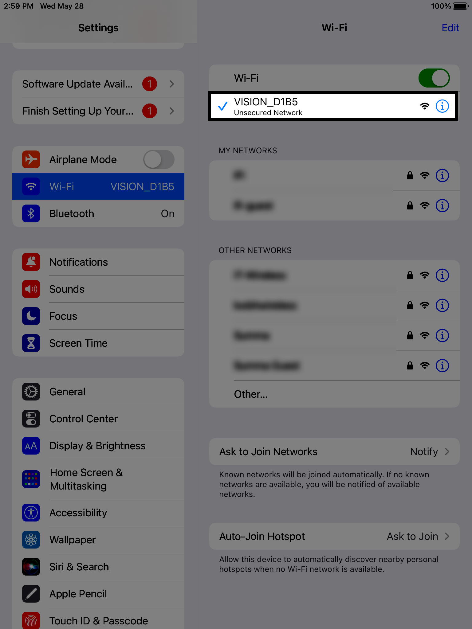 VISION_D1B5 নেটওয়ার্ক নির্বাচন করার পর iPad এর Wi-Fi সেটিংস। নেটওয়ার্কটি এখন একটি নীল চেকমার্ক দিয়ে নির্বাচিত হিসেবে চিহ্নিত করা হয়েছে এবং একটি অসুরক্ষিত নেটওয়ার্ক হিসেবে লেবেল করা হয়েছে। পাশের মেনুতে নীল রঙে নির্বাচিত Wi-Fi দেখানো হয়েছে।