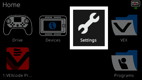 Una pantalla que muestra la interfaz de inicio del VEX V5 Brain con seis iconos cuadrados grandes. El icono en el centro etiquetado como Configuración está resaltado con un borde blanco, lo que indica que está seleccionado. Otros íconos incluyen Drive, Devices, VEX, VEXcode Pro y Programs.