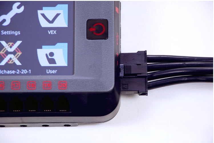 V5-batterikabeln visas ansluten till en V5 Brain med hjälp av dess batteriport.